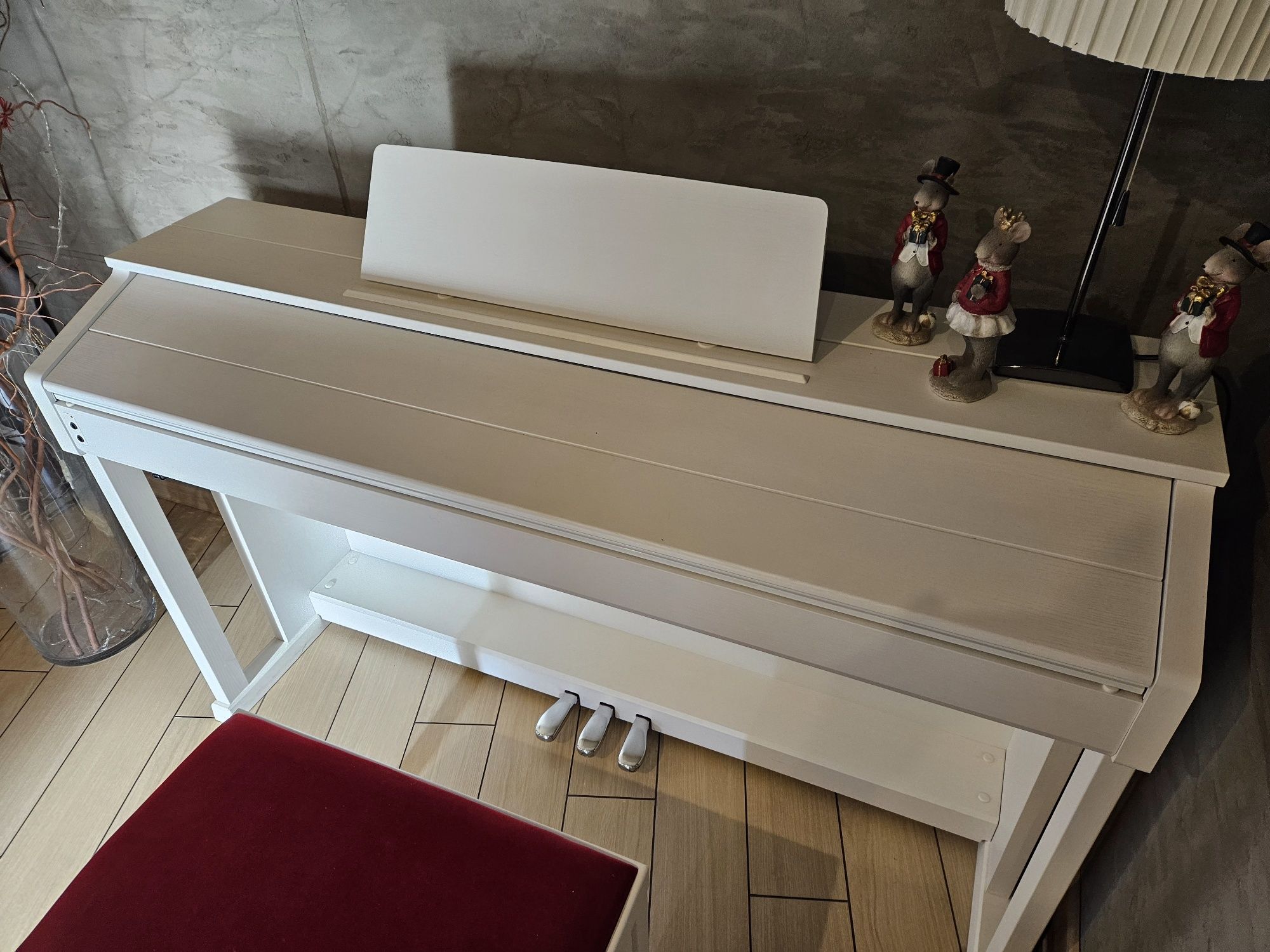 Białe pianino Casio Celviano AP-460 i ława