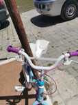 Bicicleta usada com rodinhas adicionais e apoio para brinquedos atrás