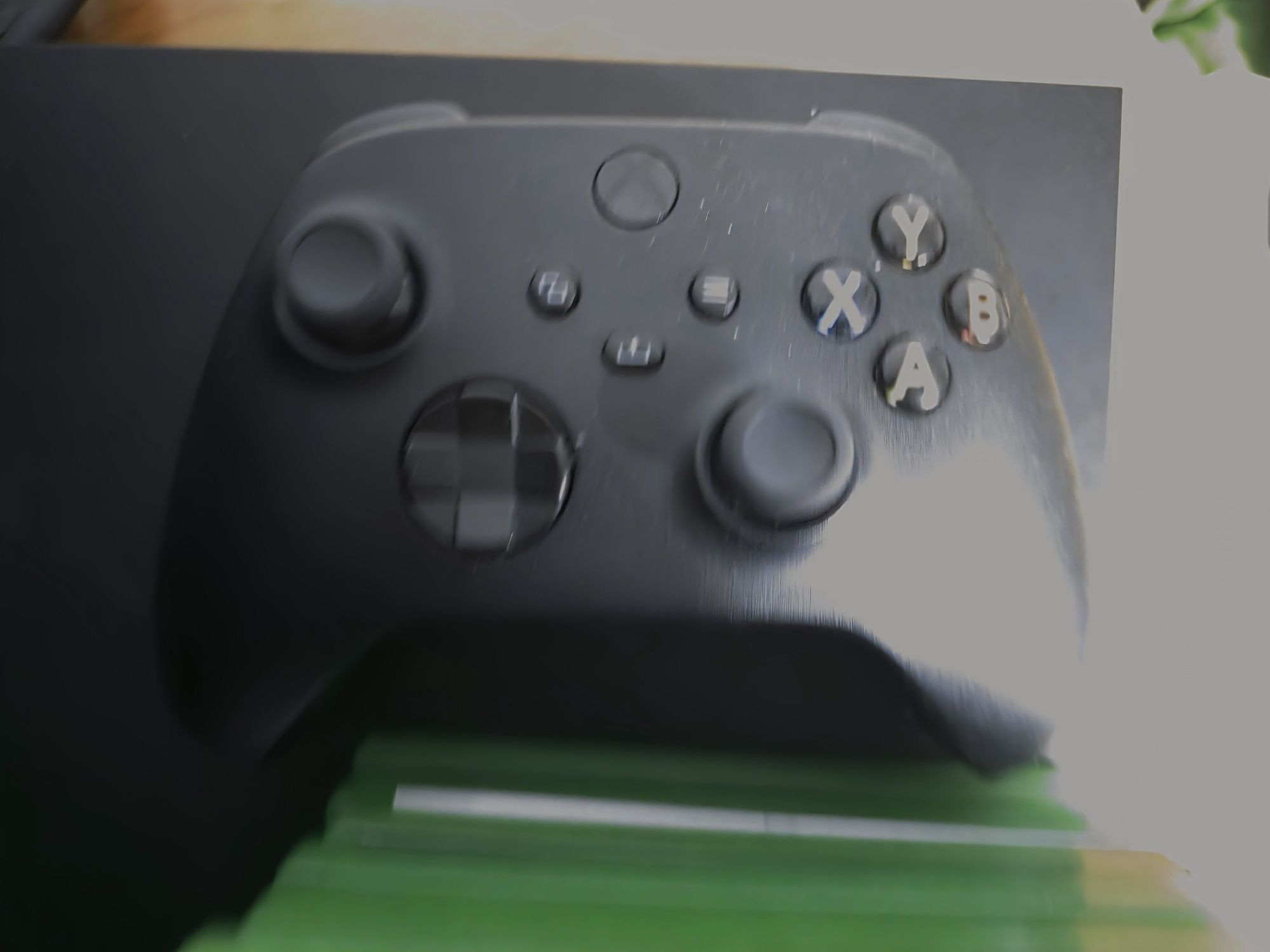 Sprzedam xboxa one x z 6 grami I jednym padem