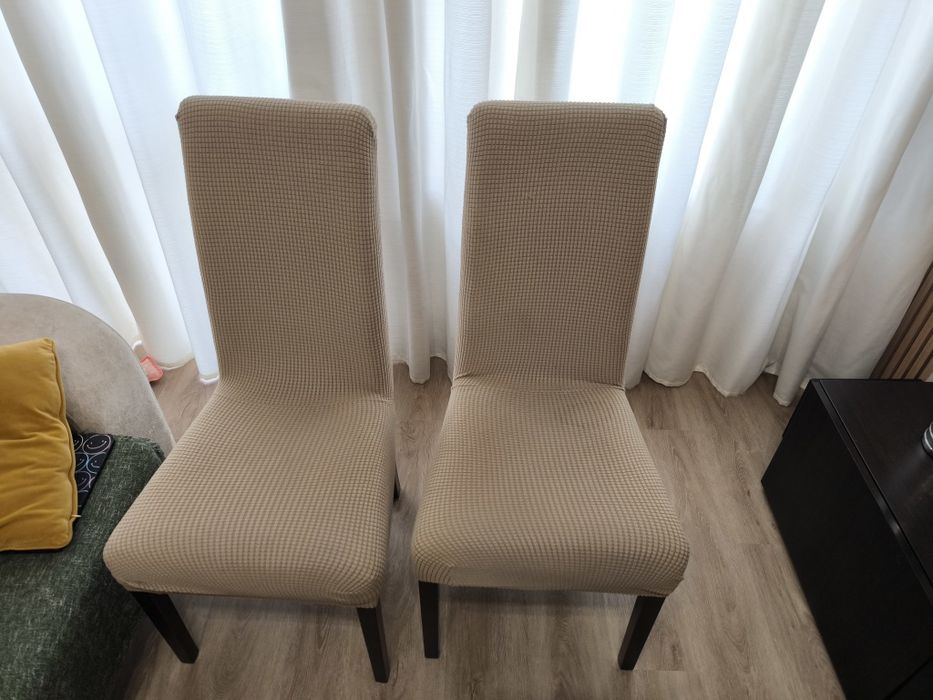 Cadeiras com capas em bom estado