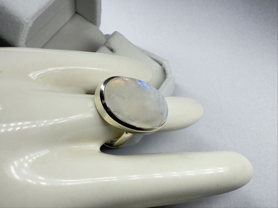 Місячний камінт у срібному оьрамленні, срібний перстень 925-ї проби