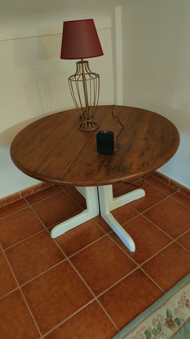 Mesa redonda de madeira maciça – 104 cm – em bom estado