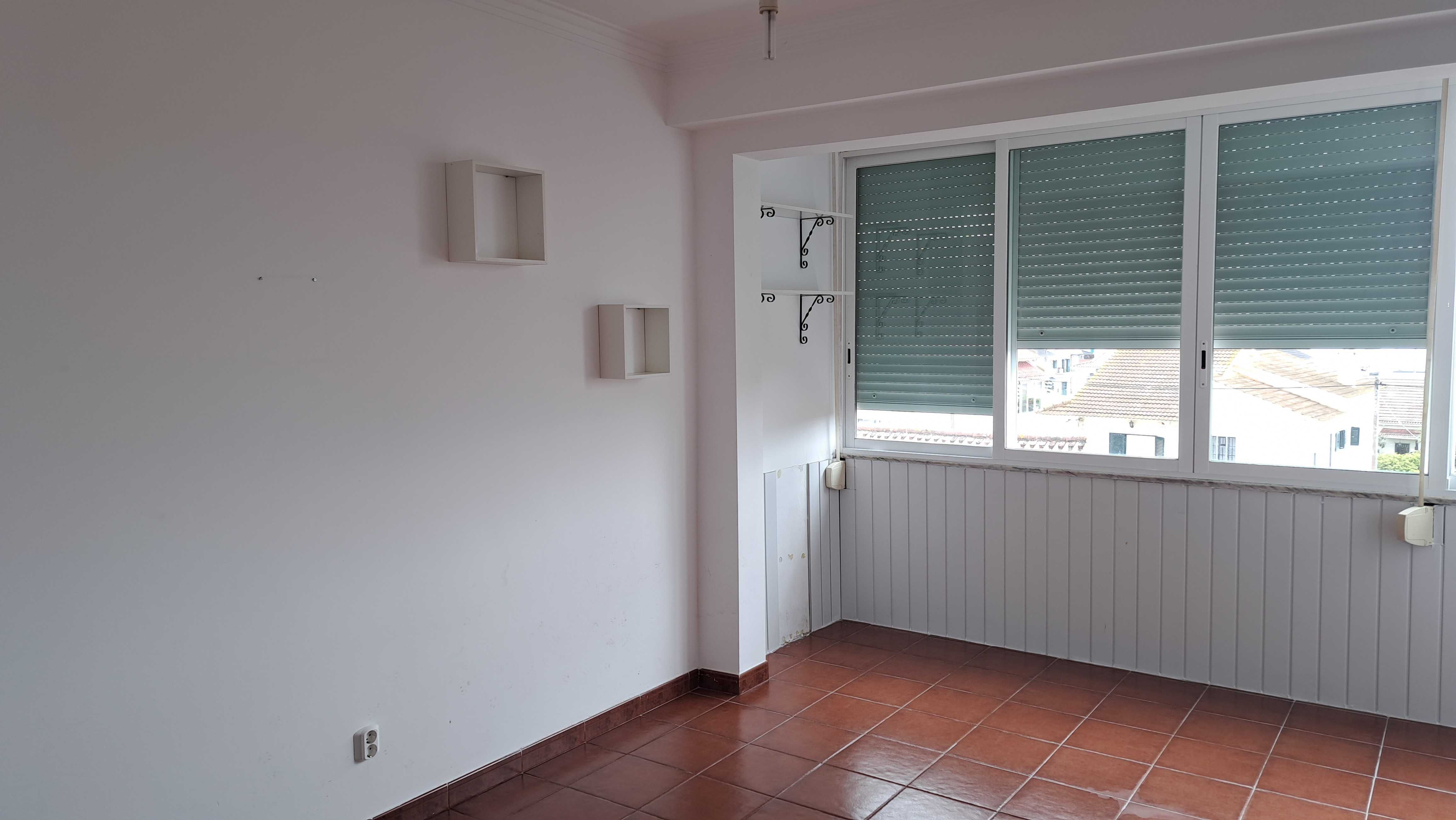 Vendo Vivenda de 3 Pisos com Quintal em Corroios