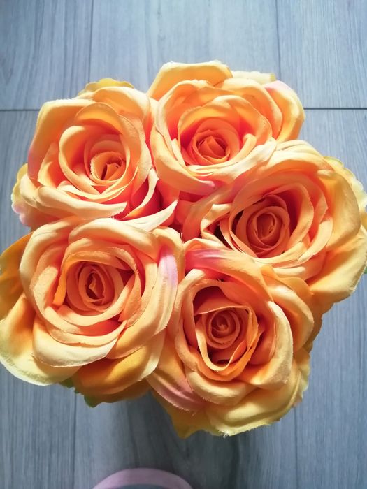 Flowerbox ze sztucznych kwiatów