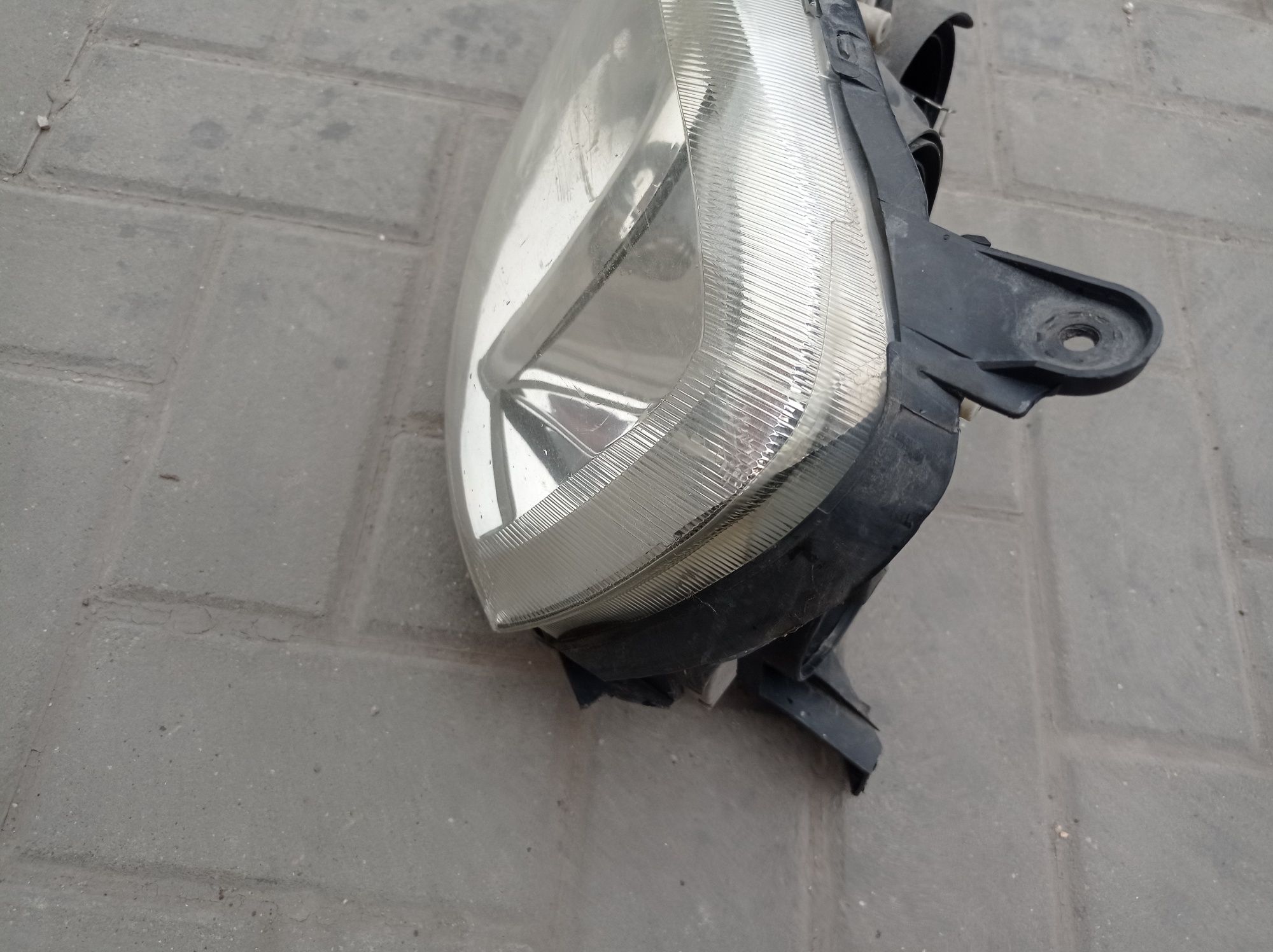 Lampa przód lewa opel corsa c 2005 rok