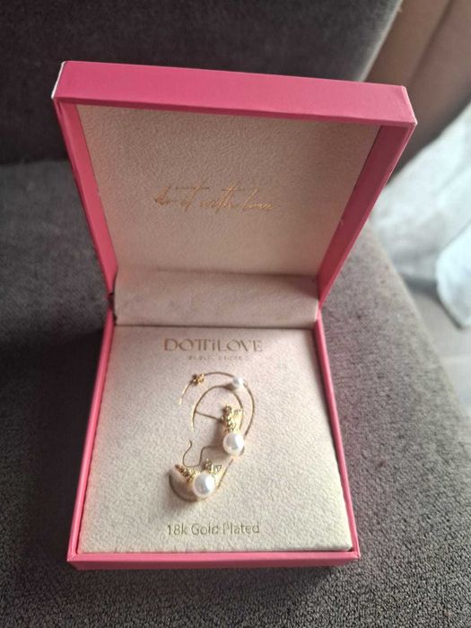 Brincos 18K com pérolas DOTILOVE – perfeitos para presente