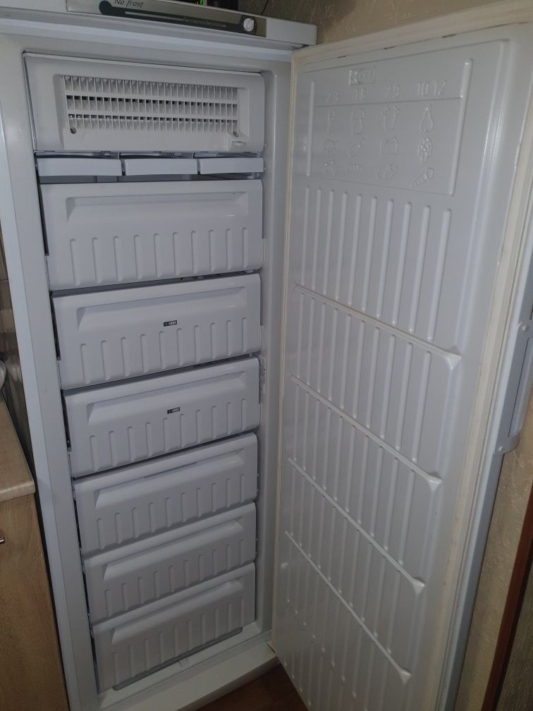 Продам морозильну камеру INDESIT SFR 167 NF