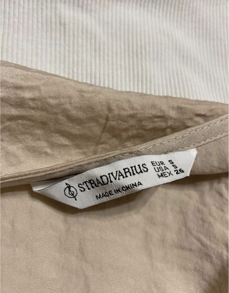 Сатинова бежева блуза Stradivarius