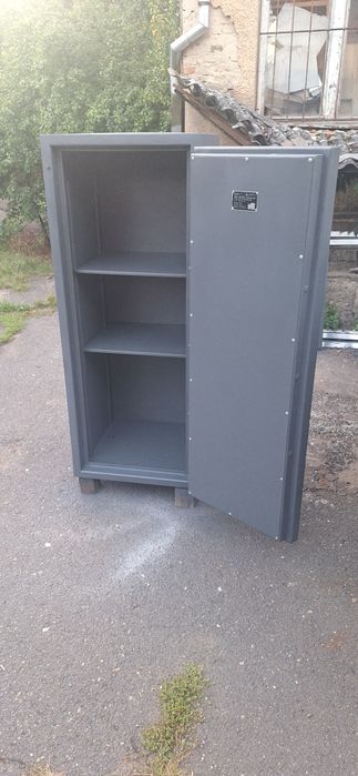 Сейф третього класу опору.