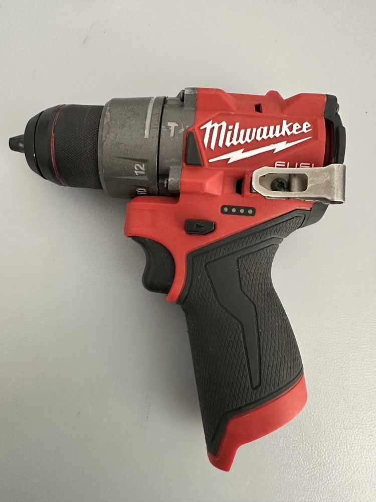 Berbequim com percussão Milwaukee M12 FPD2