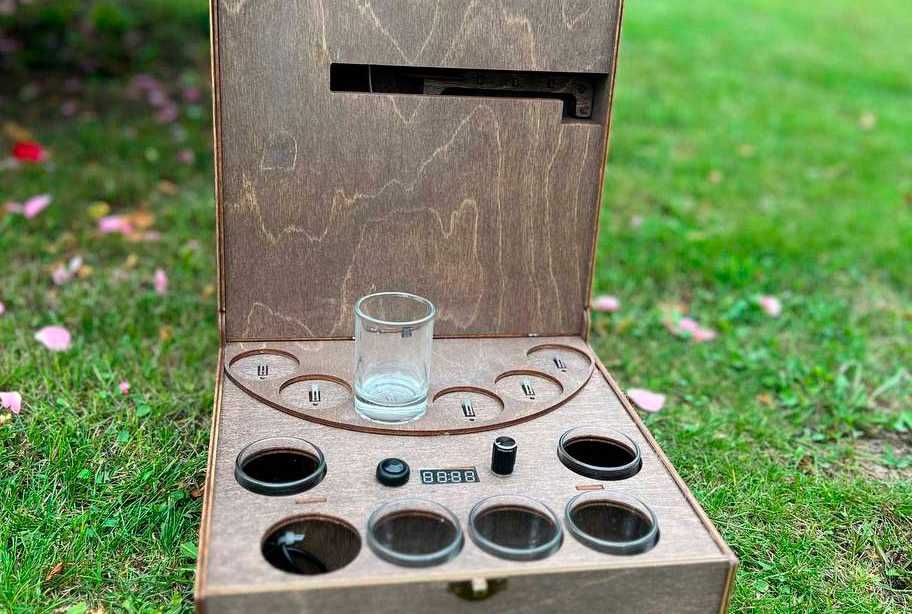 Наливатор на шість рюмок сам куму наливає улюблені напої USB вихід