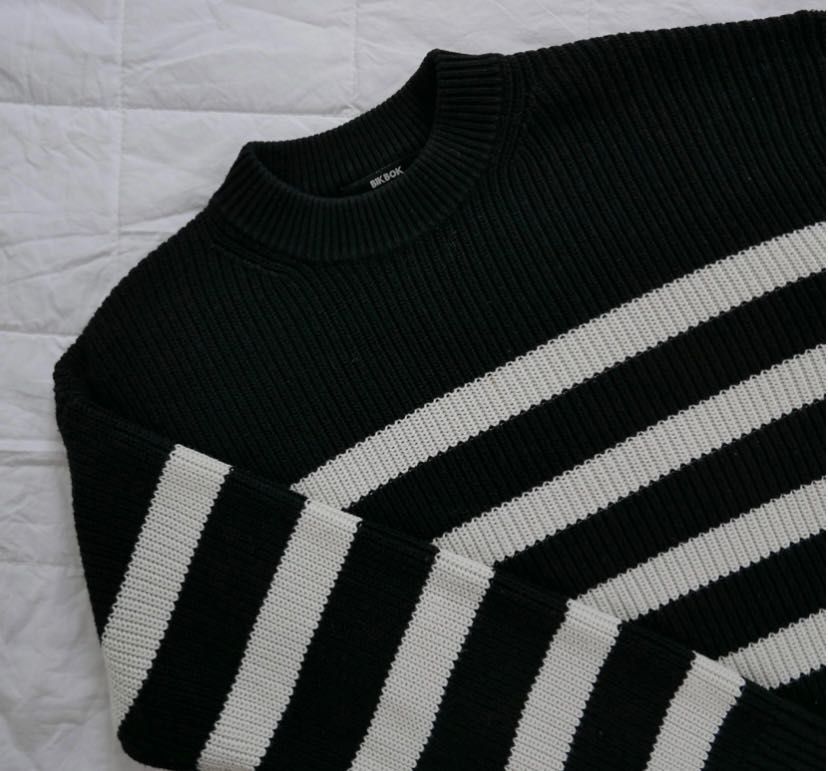 Sweter w paski szafa kapsułowy viral