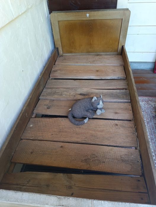 Łóżko drewniane stare.