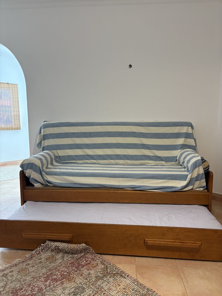 Sofa cama de Madeira em excelente estado
