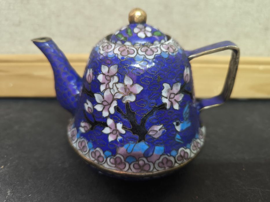 Bule de porcelana com flores.
Bule decorativo em porcelana e metal com