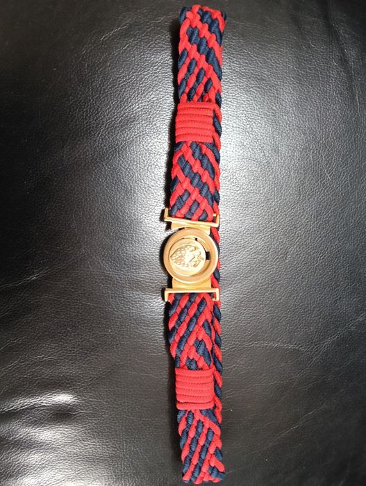 Cinto em azul e vermelho