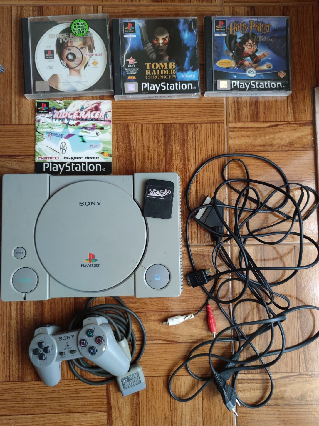 Vendo Consola PS1 + Cabos + Comando + Volante Thrustmaster + jogos