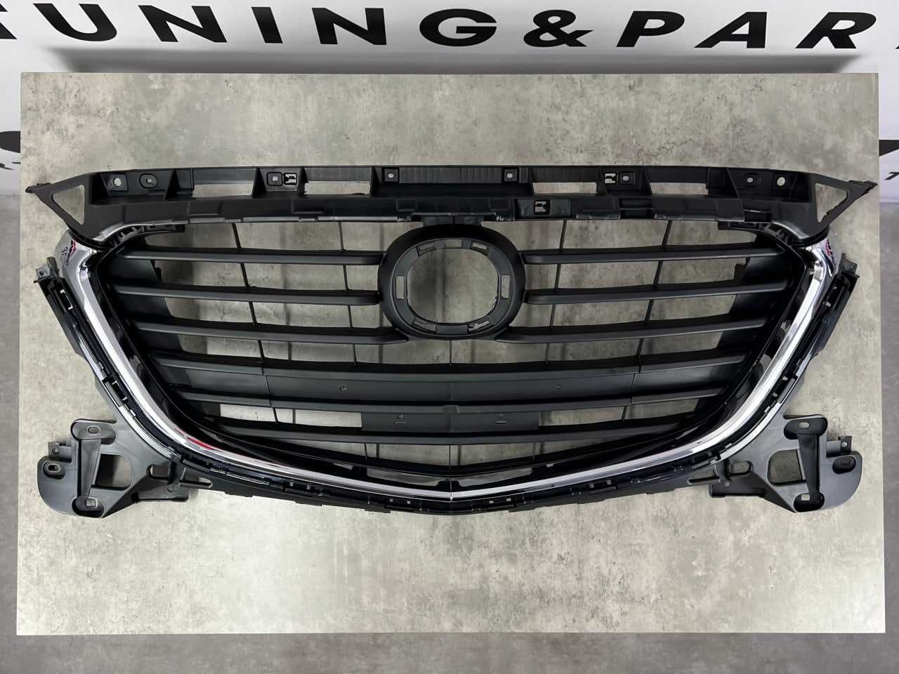 Решітка радіатора ( з отворами ) рест  Mazda 3 ( BM ) 2016 - 2019