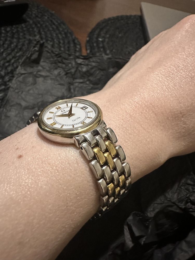 Omega годинник, дуже ніжний і гарний.