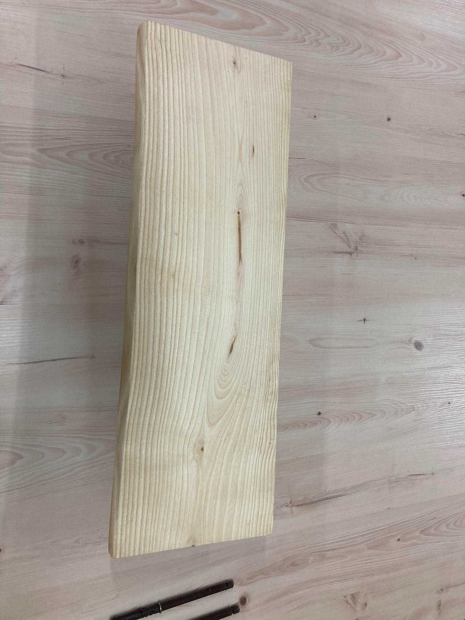 Półka drewniana z naturalną krawędzią