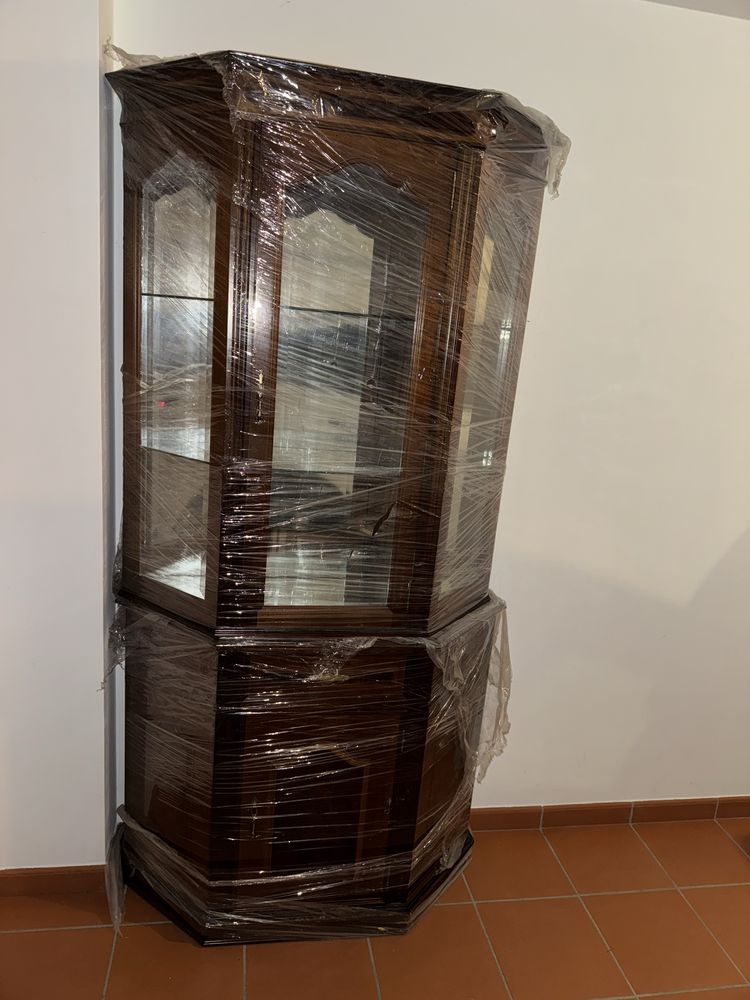 Cristaleira móvel em mogno