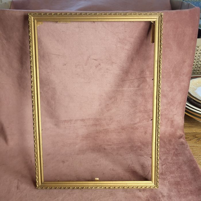 Stara drewniana ramka ze zdobieniem ¹⁹²