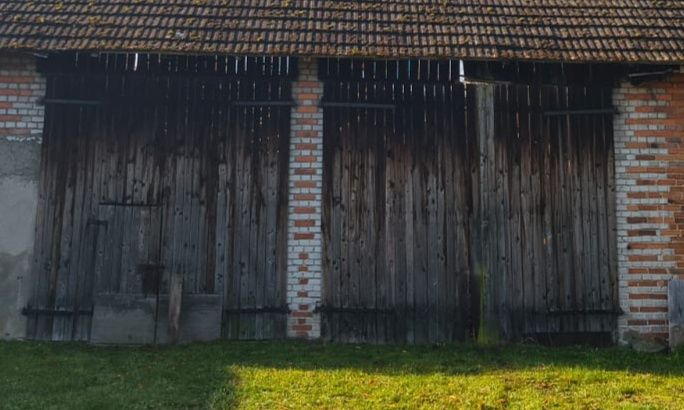 Deski ze stodoły lub całe wrota na zawiasach