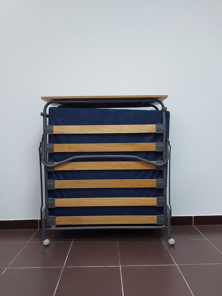 Cama com estrutura móvel em madeira