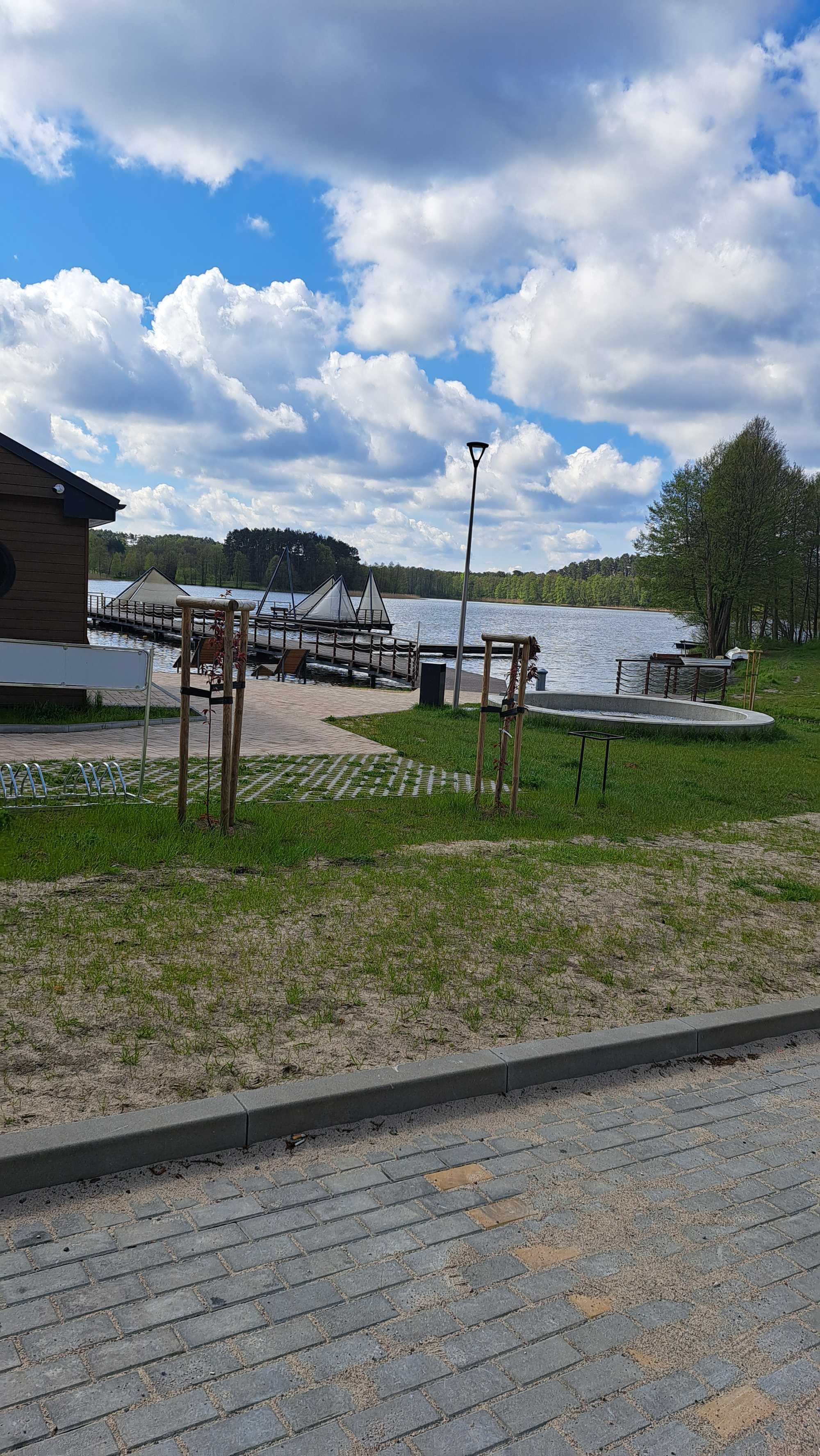 domek nad jeziorem