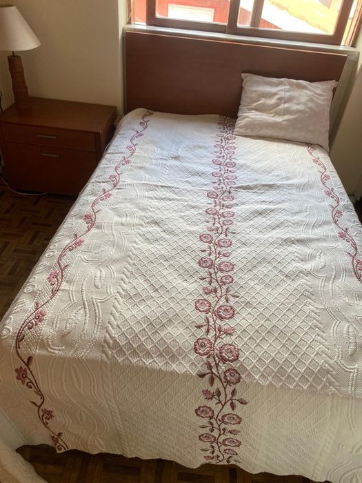 Cama e duas mesas de cabeceiras