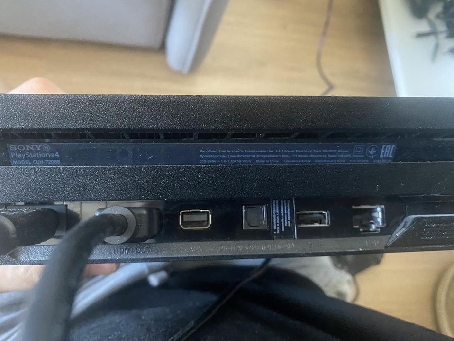 Playstation 4 Pro 1ТБ в гарному стані 2 оригинальні джойстики