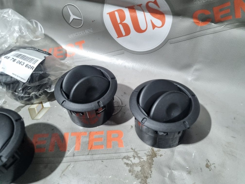 Дуйчик в торпеду направляйка воздуху Renault Master 3 Opel Movano