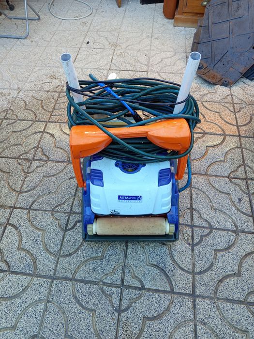 Limpador de piscina para desocupar espaço