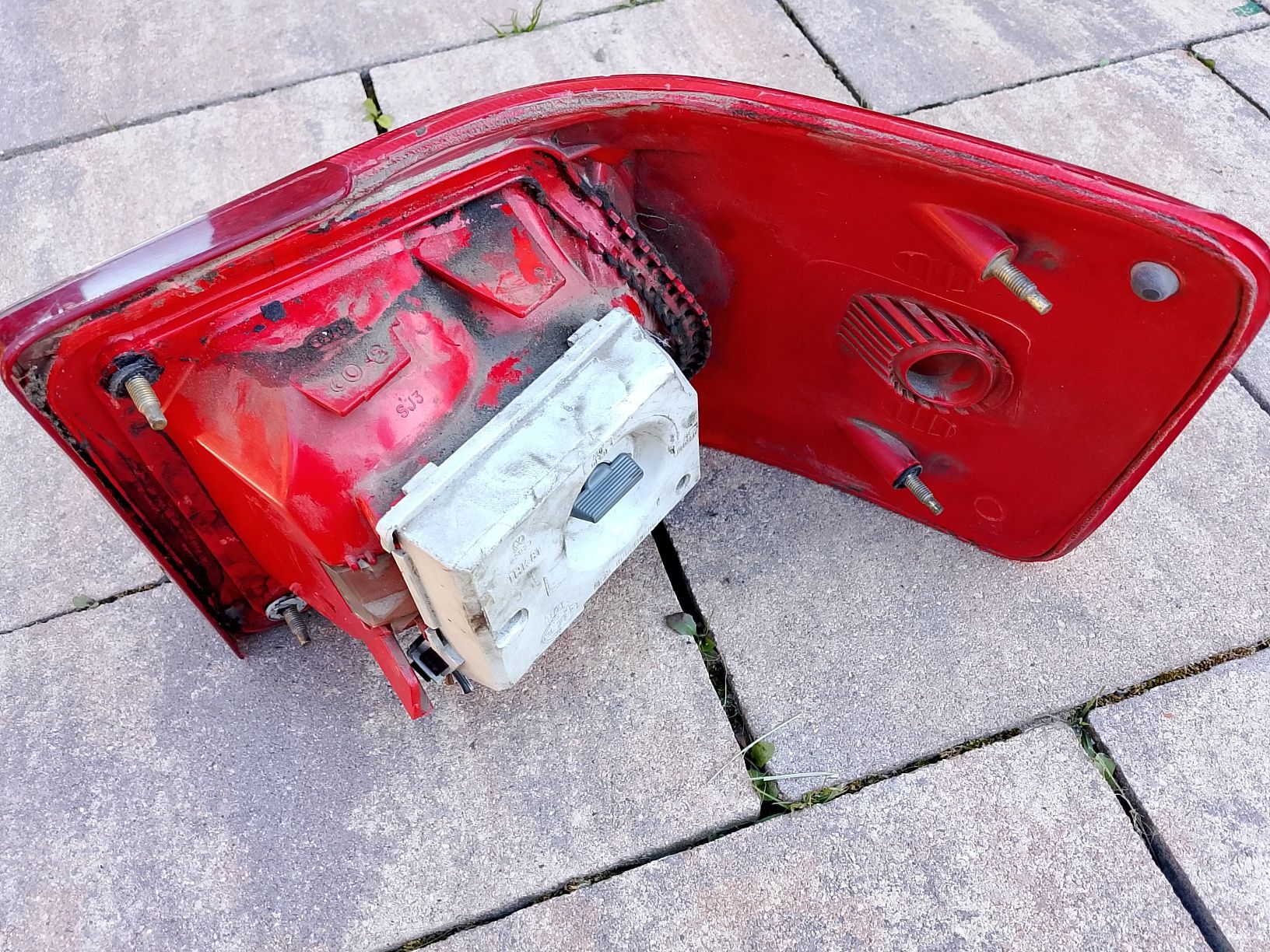 Lampa Audi 80, lewy tył Avanti kombi, w błotnik, uszkodzona