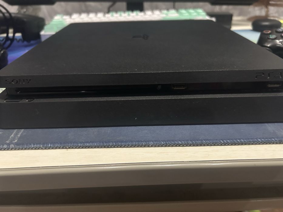 Продам Playstation 4 slim 500gb в хорошем состоянии + джойстик