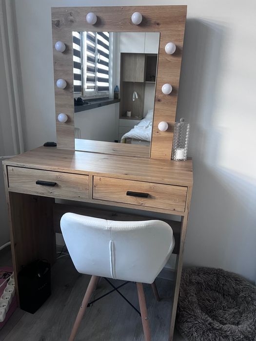 Piękna toaletka z krzesłem