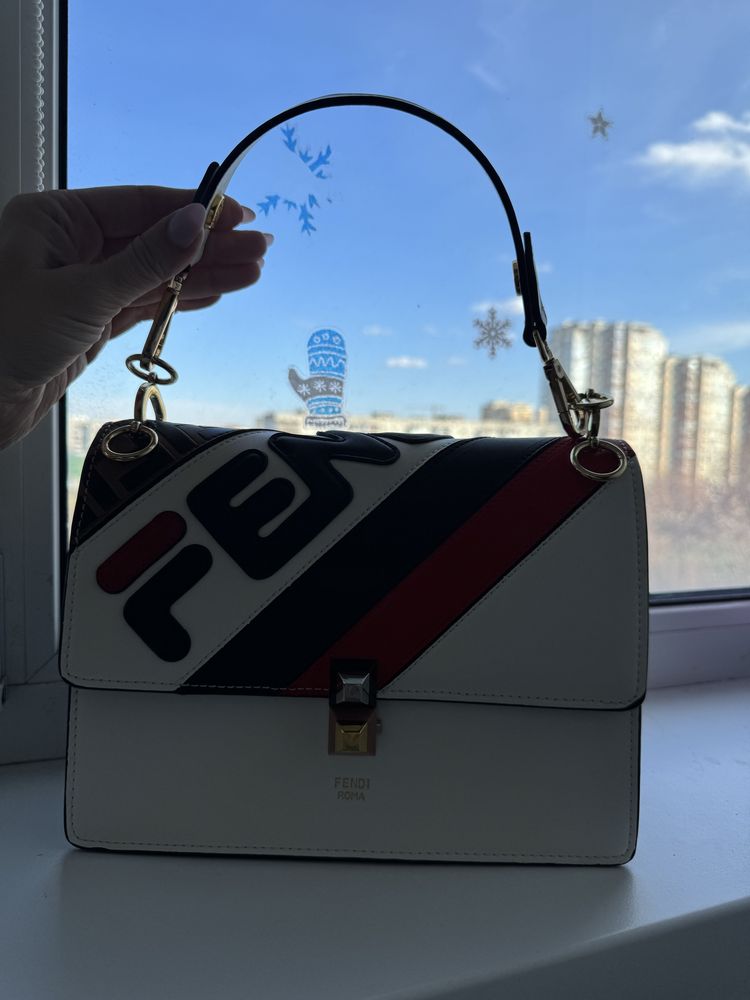 Сумочка бренду Fendi