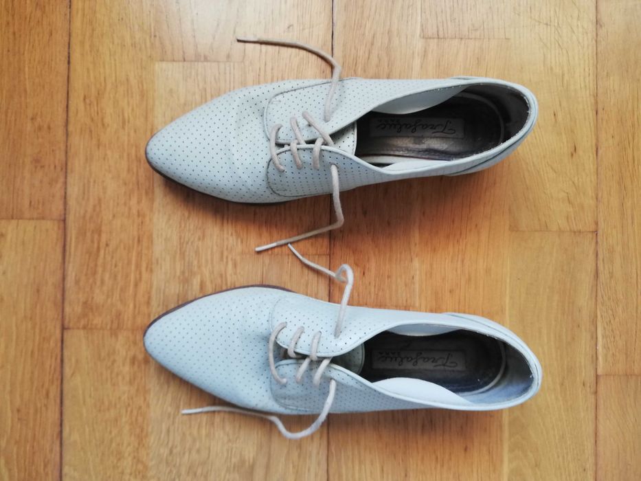 Sapatos de pele brancos