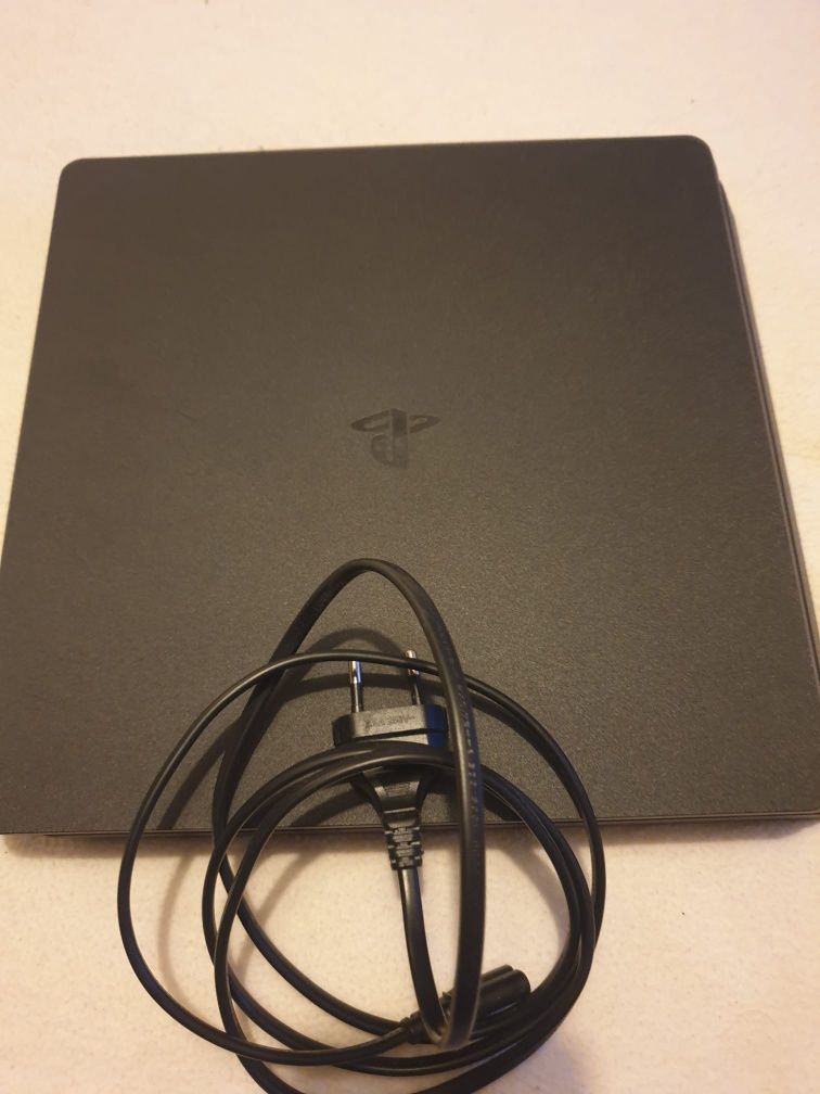 PS4 650GB com 2 comandos