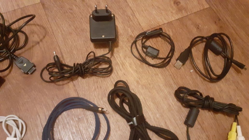 Зарядные устройства на телефоны разные