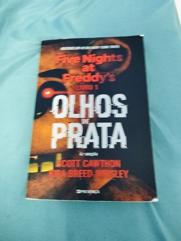 Conjunto de 2 livros de five nights at Freddy em português
