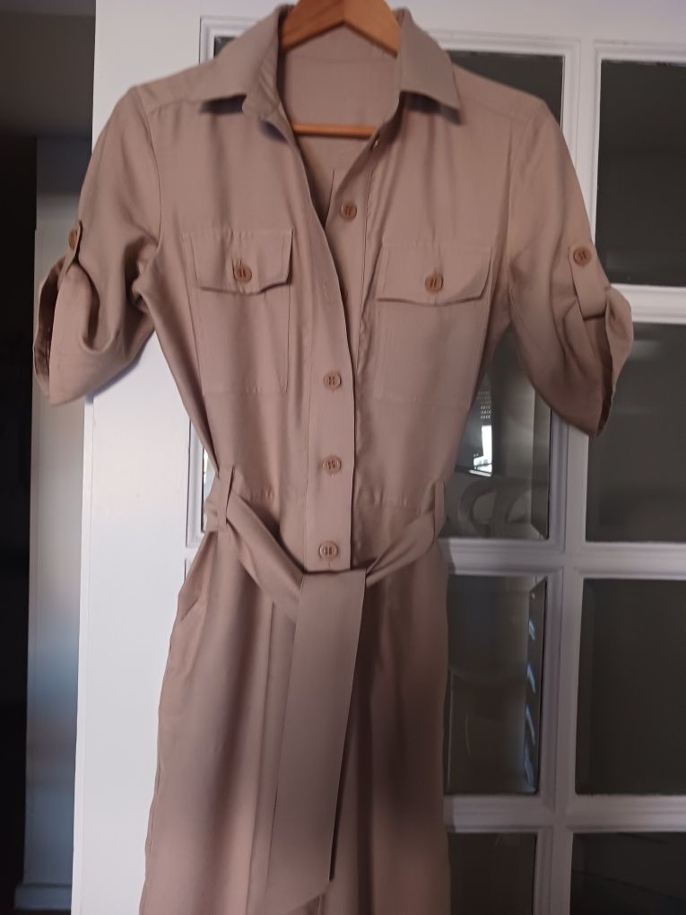 Macacão bege, tamanho S