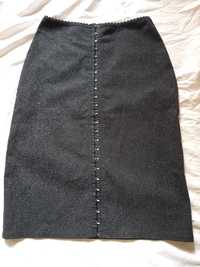 Czarna spódnica zapinana z przodu