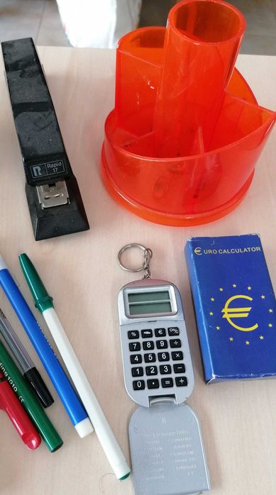 Furador, agrafador, canetas e outros, tudo por 5€