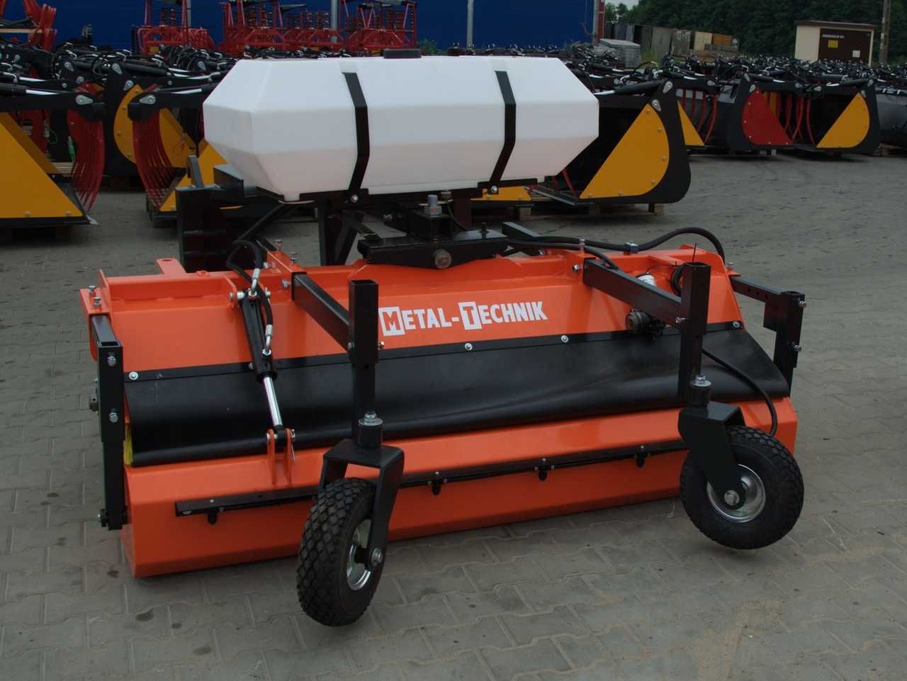 Zamiatarka METALTECHNIK drogowa uliczna komunalna do ciągnika wózka
