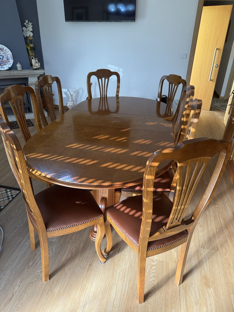 Mesa de jantar + 8 cadeiras