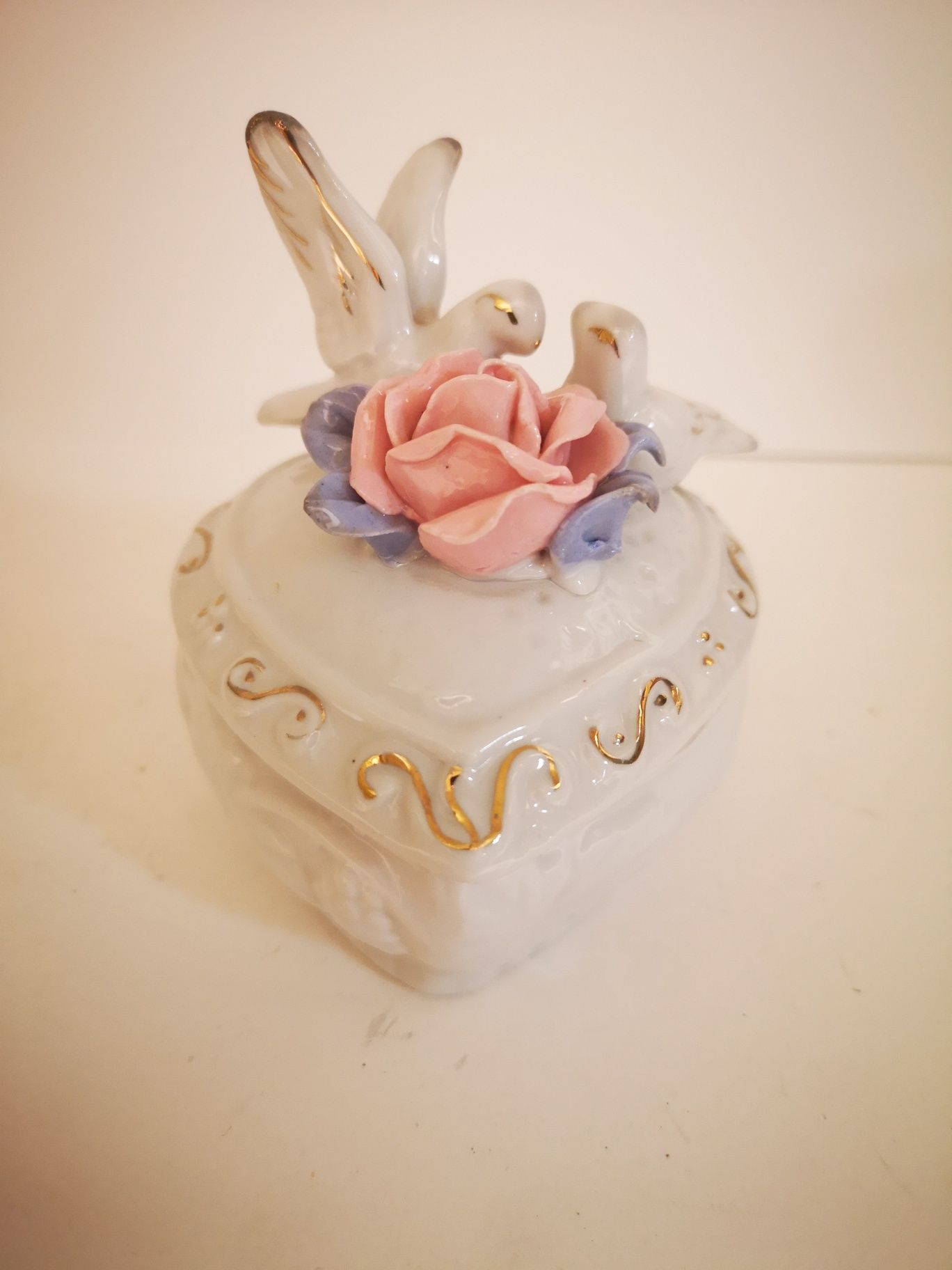 Porcelanowe pudełko w kształcie serca z gołąbkami i różą