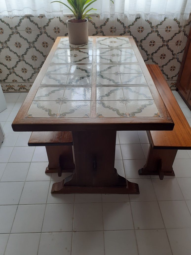 Mesa de cozinha de madeira com tampo em azulejo