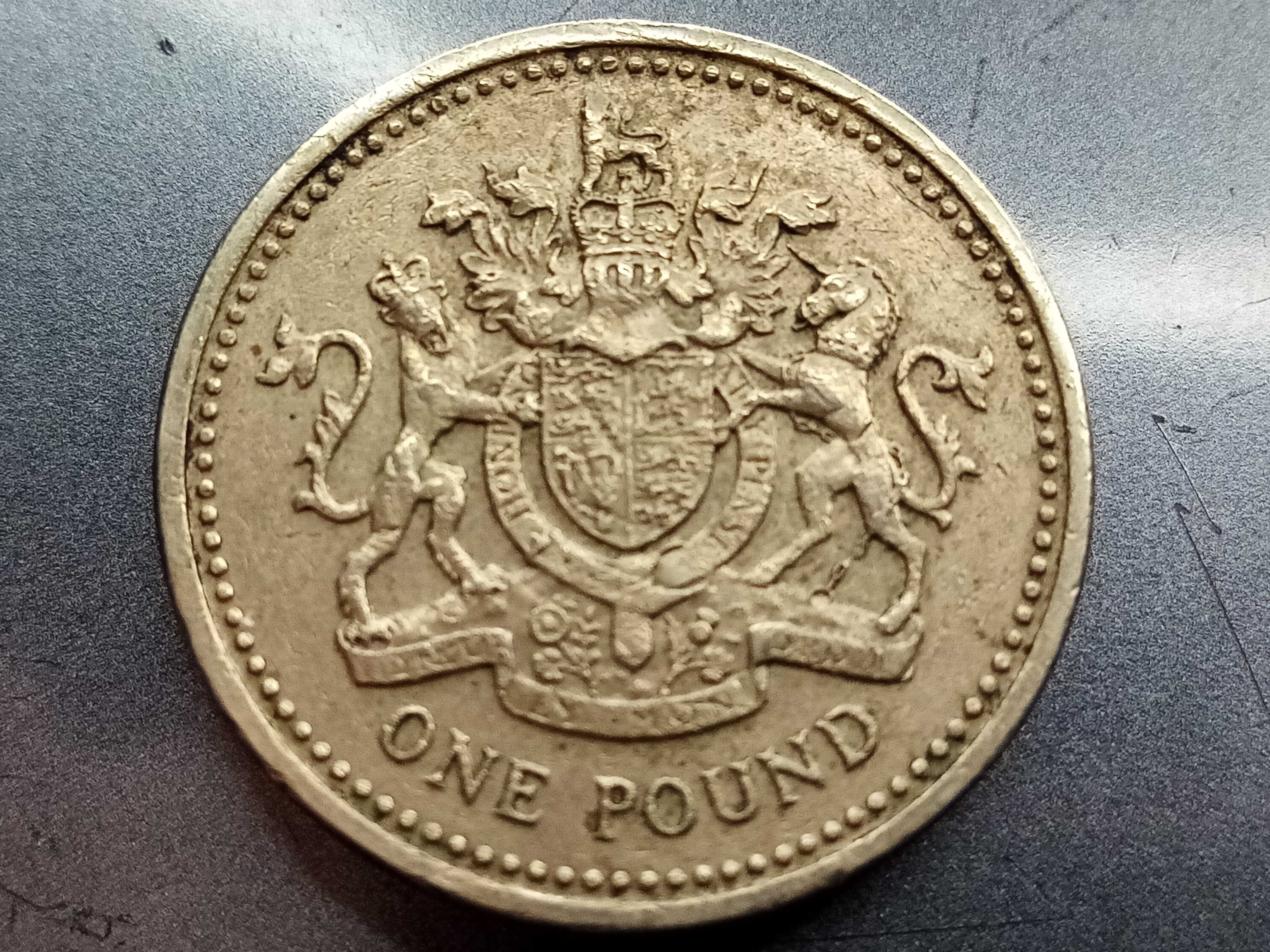 Moeda Rara Elizabeth II 1983 – Bordo Invertido! (DECUS TUTAMEN)