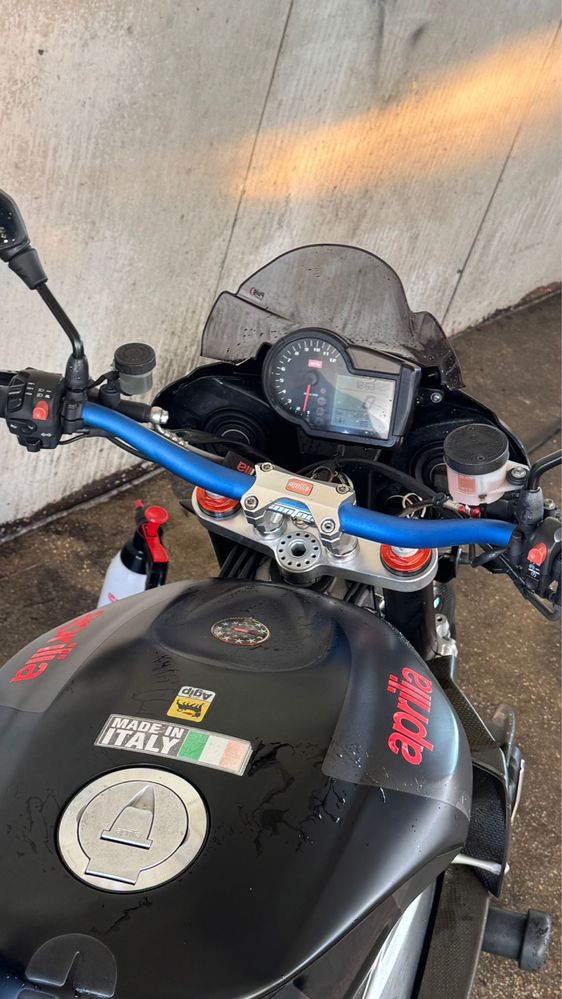 Aprilia tuono rsv1000r gen 2